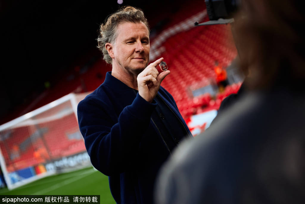 西蒙尼与球迷对喷！红牌禁赛背后的战术思考与情感冲突